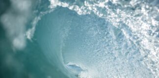 Posem d’acord wave rolling in pure clear sea