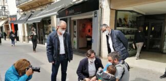 Salvador Illa visita Mollet per parlar amb veïns i comerciants
