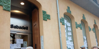 La PAH protesta davant el Banc Sabadell per aconseguir la renovació dels seus lloguers socials