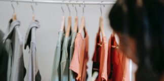 Els nous contractes laborals creixen un 19% al març a Mollet crop designer writing against assorted outfit on rack