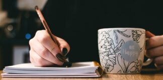 Un perro que maúlla person holding white ceramci be happy painted mug