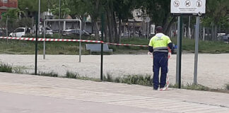 S’inicia la reparació de la tanca de la plaça Andalusia que es trobava molt malmesa