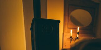 Setanta avis i àvies de Mollet auditen les seves llars per reduir els efectes de la pobresa energètica woman wearing white long sleeved try to get heat at fireplace