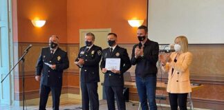 El cap i el sot cap de la Policia Municipal de Mollet distingits pels seus anys de servei policial