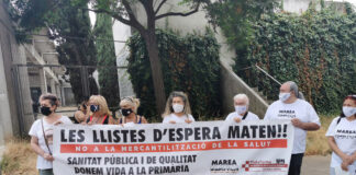 Concentració en defensa de l’atenció primària davant de l’ambulatori de Plana Lledó