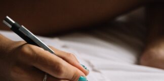 Si ets de Mollet i t’agrada escriure, això t’interessa close up photo of a person writing on a notebook