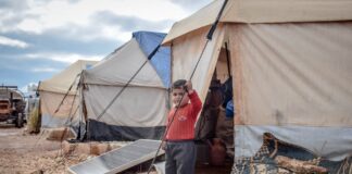 Mollet en Comú vol que la ciutat col·labori en l’acollida de refugiats afganesos poor ethnic boy near shabby tents in small settlement