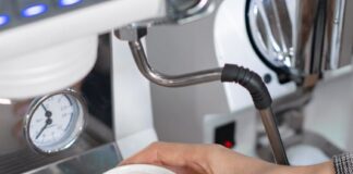 Gènere i llàgrimes. coffee cup hand industry