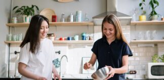 Mollet organitza dos tallers de cuina saludable i fàcil per a joves woman in white button up shirt holding white ceramic plate