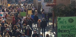 Centenars de persones es manifesten a Mollet contra la urbanització del Calderí