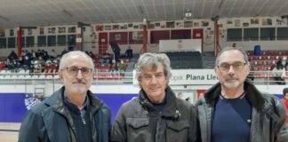 La família Gol entrega al CB Mollet una pilota de la temporada 76-77 firmada per la plantilla