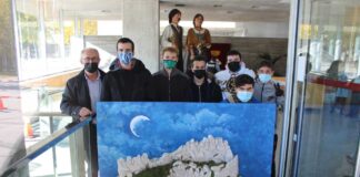 Alumnes de l’Escola Municipal d’Educació Especial Can Vila fan el pessebre de l’Ajuntament