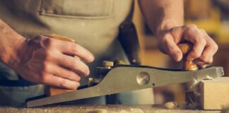 Carrer. Cargols. Un fuster