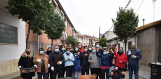Recol·lecten les taronjes amargues del carrer Santa Rosa per fer-ne melmelada