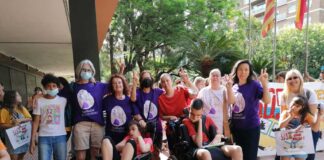 Les famílies del centre d’educació Can Vila es manifesten davant d’Educació per reclamar la continuitat de l’escolarització de 70 alumnes al centre molletà