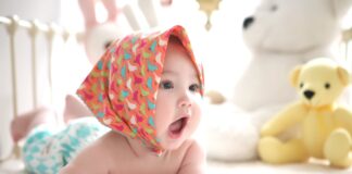 Quins són els noms i cognoms més freqüents a Mollet? toddler wearing head scarf in bed