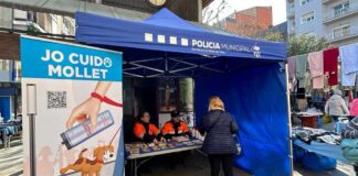 Més d’un miler de propietaris de gossos de Mollet ja tenen l’ampolla per ruixar els orins dels seus animals