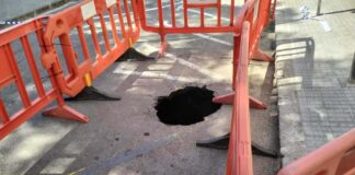 Tallada la circulació a la Rambla Pompeu Fabra per un esvoranc