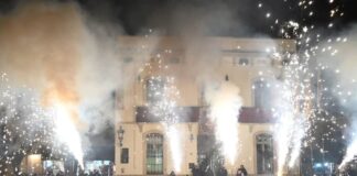La pluja obliga a suspendre la cercavila del matí, però permet celebrar l’espectacle de foc de Sant Vicenç a la tarda