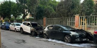Un incendi afecta dos cotxes al carrer Fèlix Ferran