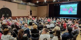 El Mercat Vell s’omple de veïns en l’estrena de “L’Alcaldessa Sense Filtres”